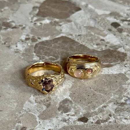 Shell ring udført i 925 ren sterlingsølv belagt med 18 karat forgyldning isat rosa zirkonia.