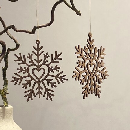 Iskrystal som håndlavet julepynt i træ