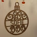 Personlig julekugle med navn og juleklokker i fineret valnød
