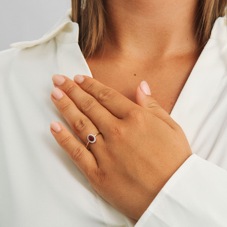 Scarlet Bloom ring i 14 karat guld på model