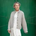 ALT-tekst: Honey Jacket strikket i lys grå Tilia mohair og Saga uld, cardigan med knapper og struktur, designet af Anne Ventzel.