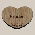Hjertebordkort i egefineret træ med teksten Bruden og enkel skrifttype