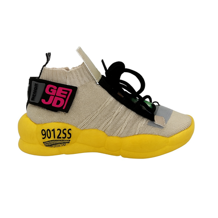Beige chunky sneaker med gul sål og sorte snørebånd