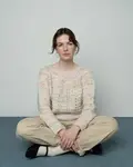 Model iført råhvid silda strik bluse fra Kit Couture strikket i garnet Blow