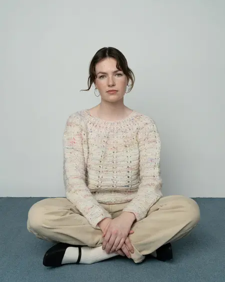 Model iført råhvid silda strik bluse fra Kit Couture strikket i garnet Blow