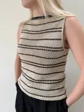 Model iført my dotline top fra norgardknit stirkket i trio 2, mulberry silk og palet fra isager