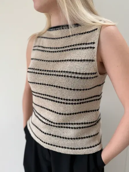 Model iført my dotline top fra norgardknit stirkket i trio 2, mulberry silk og palet fra isager