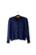 otti cardigan designet af helga isager strikket i isager garn strikket i moerk blaa version