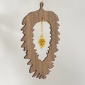Kogle juleornament i træ i valnød med gylden kogle vedhæng og laserskåret design