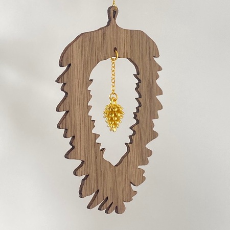 Kogle juleornament i træ i valnød med gylden kogle vedhæng og laserskåret design
