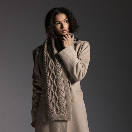 Model iført fisherman scarf strikket i peruvian farve oatmeal fra filcolana