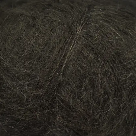 close up af garnnoegle soft silk mohair fra knitting for olive farven brun bjoern