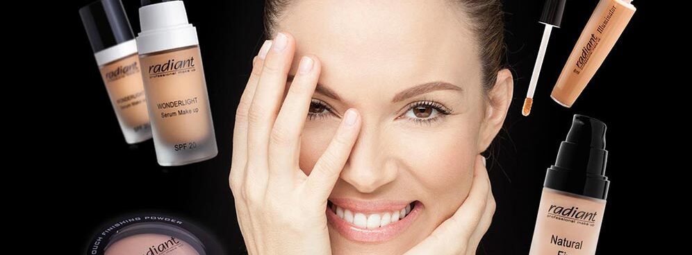 Radiant Professional Makeup: Kvinde med Radiant produkter, der viser sin smukke hud.