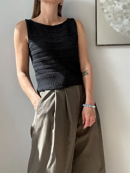 model iført lacey loop top fra other loops