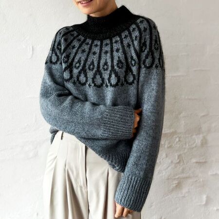 Model iført Let it Rain Sweater i moderne pasform med grafisk mønster, strikket i uld og mohair fra Filcolana.