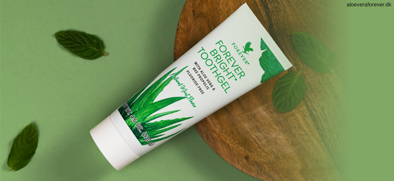 En tube Forever Bright Toothgel Aloe vera tandpasta uden flour men med propolis ligger på grønt bord