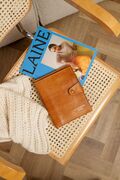 pindeetui project 67 fra redesigned i farven burned tan ligger paa et bord