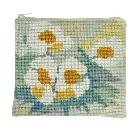 Model foto til broderikit: høstanemoner Clutch fra fru zippe