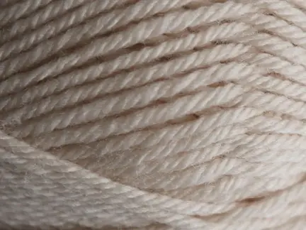 Close up af garn fra filcolana, kvalitet Peruvian Highland Wool farve champagne