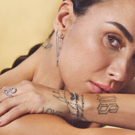 Medina iført ENDLESS ALLURE armbånd i sølv med hvid topas.