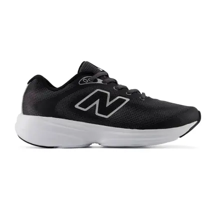 New Balance 411 sneaker i sort og mørkegrå med lys sål, grå logo-detaljer og snørelukning.