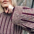 Nærbillede af Edda Sweater af Hanne Rimmen med fokus på ærmets struktur og de lodrette striber i farverne Wine, Oak og Stone.