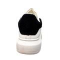 Hvide sneakers med sort hæl