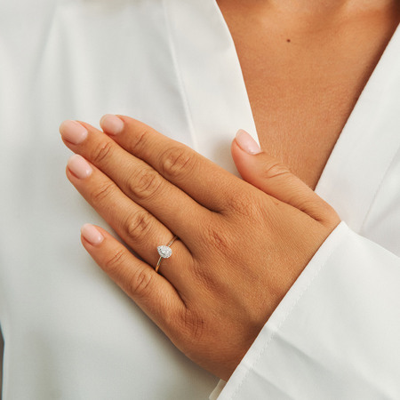 Diamond Drop ring i 14 karat guld på model