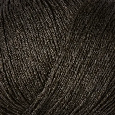 Close up af Pure silk garnnøgle fra knitting for olive i farven brun bjørn