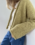 model ses fra siden ifoert plaine cardigan light fra leknit strikket i isager soft fine