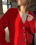 close up af petiteknit i sin strikkede roede agnete cardigan