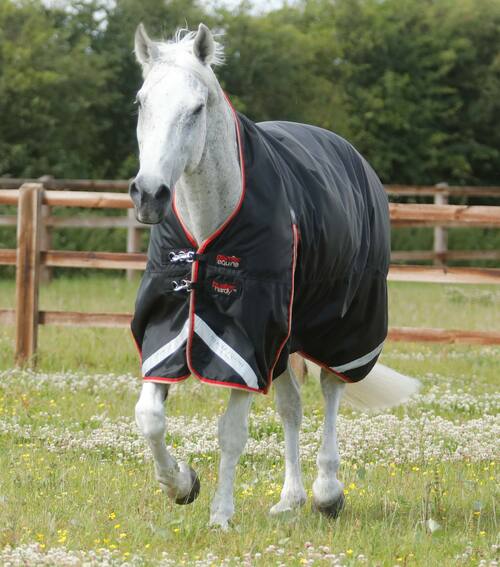 Se Premier Equine Buster Hardy dækken 100g med høj hals - Sort - 6,3 140cm hos Travshoppen.dk