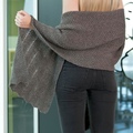 Strikket brunt wrap fra bogen Knitwear af Susie Haumann, strikket i Isagergarn