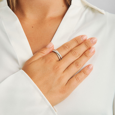 14 karat guld, hvidguld og rosaguld ring "Trielle" på modellen