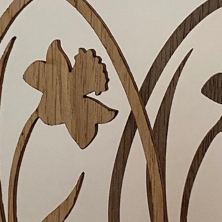 Detalje af laserskåret påskeæg i træ med pinselilje