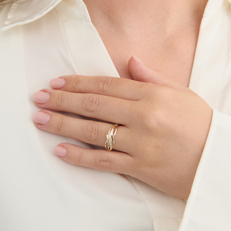 Monique ring i 8 karat guld med zirkonia på model