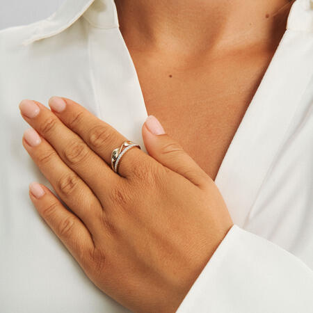 Diamond Twist ring i 14 karat guld på model
