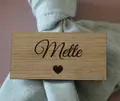 firkantet bordkort i træ til bryllup eller konfirmation. Bordkort med navn og lille hjerte