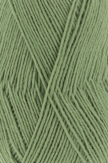 Close up af garnnøgle fra Lang Yarns strømpegarn super soxx i farven oliven
