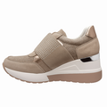 Beige wedge damesneaker med nitter, elastikrem og skjult hæl