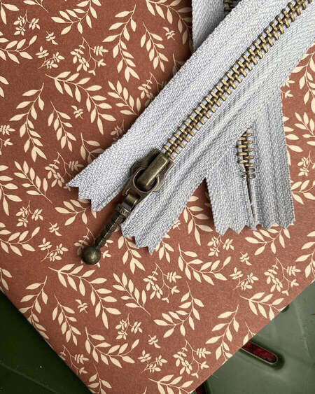 zipper 35 cm fra PetiteKnit i farven duegrå