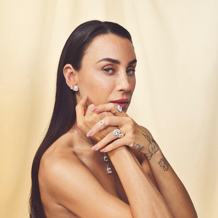 Medina iført CELESTIAL BY MEDINA ring i 8 karat guld med hvid topas.