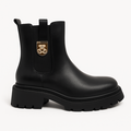 Sort Chelsea-støvle med chunky sål og guldfarvet emblem med bamse