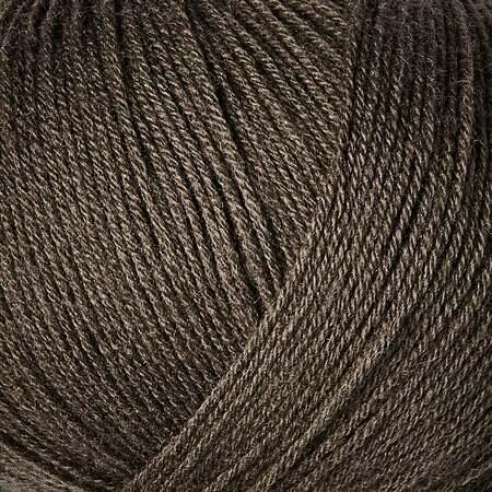 close up af garnnoegle merino fra knitting for olive i farven moerk elg