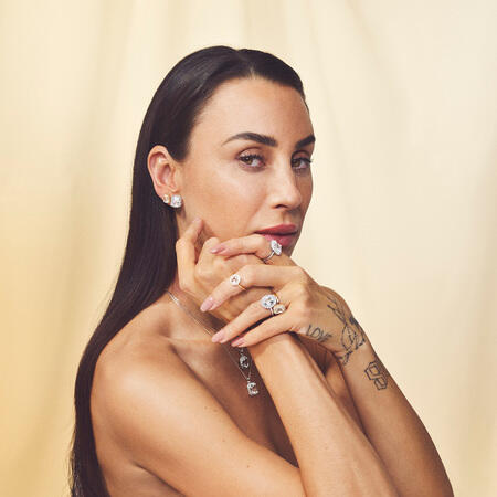 Medina iført CELESTIAL BY MEDINA halskæde i sølv med hvid topas.