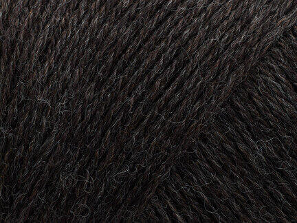 close up af arwetta classic garn fra filcolana farve 975 dark chocolate melange