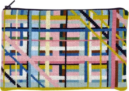 broderet clutch fra fru zippe af navnet under construction med abstrakt moenster