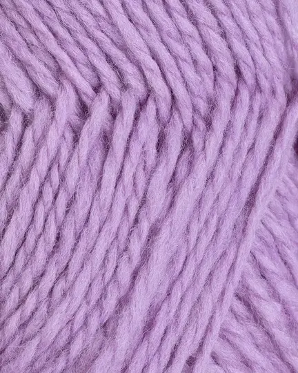 close up af garnet fviel fra rauma garn i farven lavendel