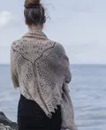 model ved havet iført garna eventyrsjal strikket i cumulus garn fra garna