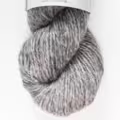close up af garnnoegle hjelholt triple i farven 47 grey